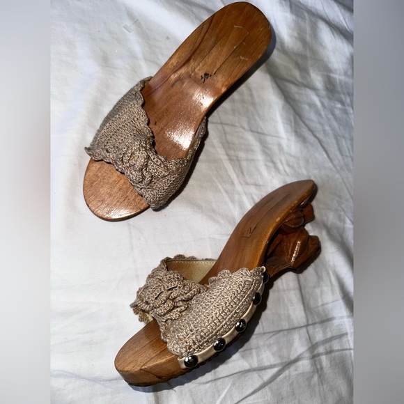 Betsey Johnson vintage wooden carved mules with crochet straps and grommets - Picture 7 of 7